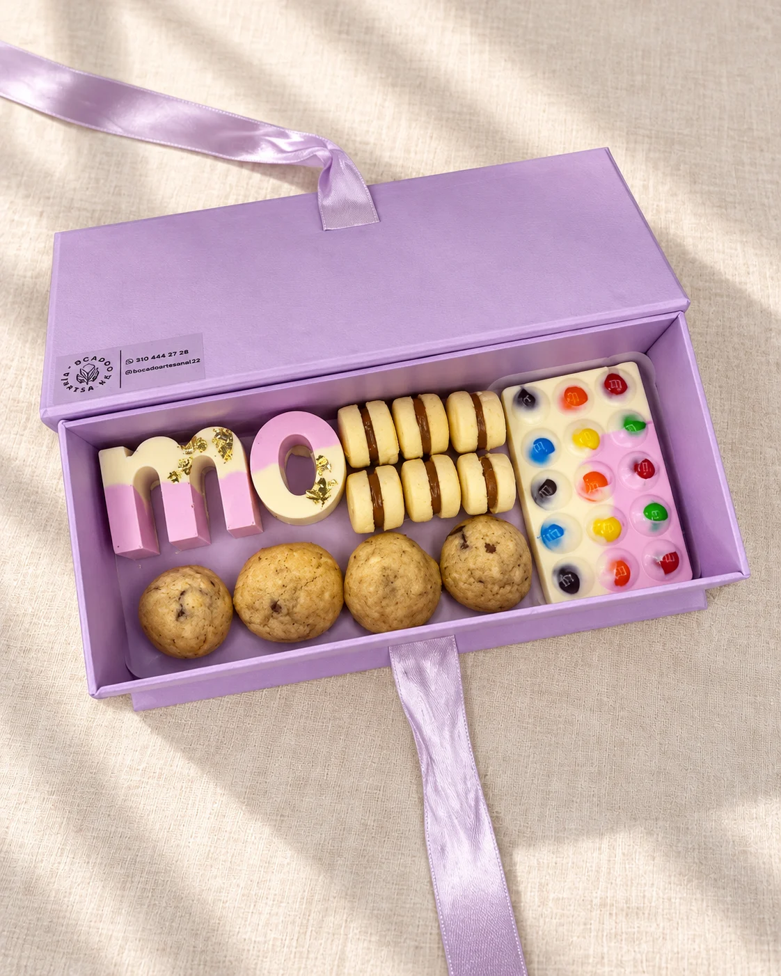 Detalle Mix en caja lila con letras de chocolate, alfajores, galletas y brownie
