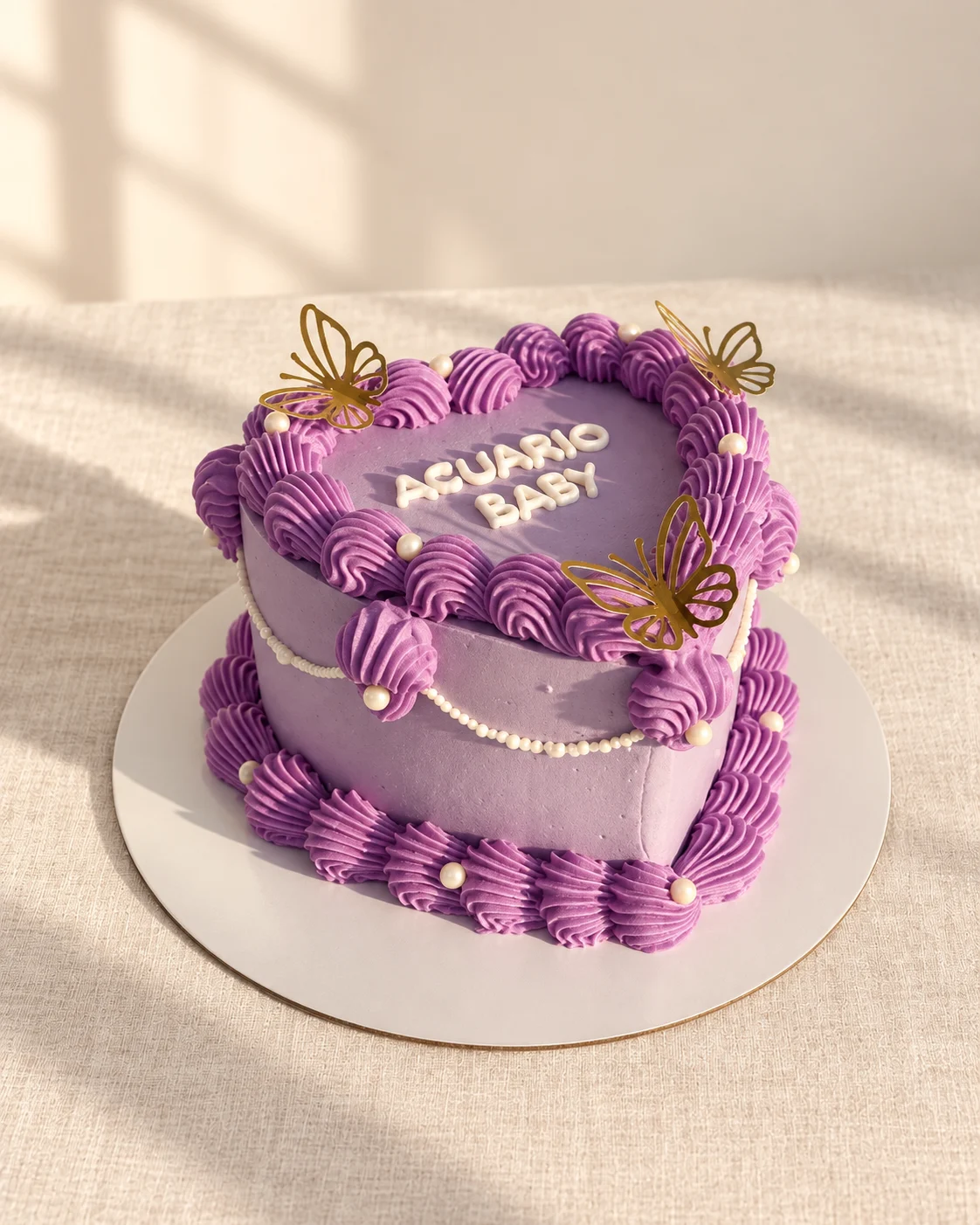 Torta vintage en forma de corazón con detalles lilas